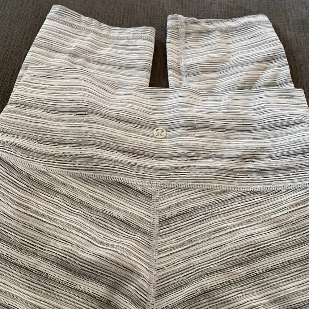 Lululemon leggings crop pants size 6 - Picture 2 of 2
